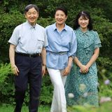 21. August 2023  Kaiser Naruhito spaziert mit seiner Frau Kaiserin Masako und seiner Tochter Prinzessin Aiko durch den Garten der Villa Nasu. Die Familie ist in ihre Sommerresidenz gezogen.
