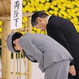 15. August 2023  Naruhito und Masako nehmen an der Gedenkfeier zum 78. Jahrestag des Endes des Zweiten Weltkriegs teil. Ehrfürchtig verneigen sie sich in der Nippon-Budokan-Halle in Tokio vor dem Mahnmal.