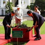 19. Juni 2023  Kaiser Naruhito und Kaiserin Masako pflanzen im Rahmen Begrüßungszeremonie zusammen mit dem indonesischen Präsidenten Joko Widodo und dessen Ehefra Iriana einen Baum vor dem Präsidentenpalast in Bogor.