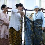 19. Juni 2023  Zusammen mit der indonesischen Präsidentengattin Iriana Widodo probiert Kaiserin Masako traditionelle Batikstoffe an.