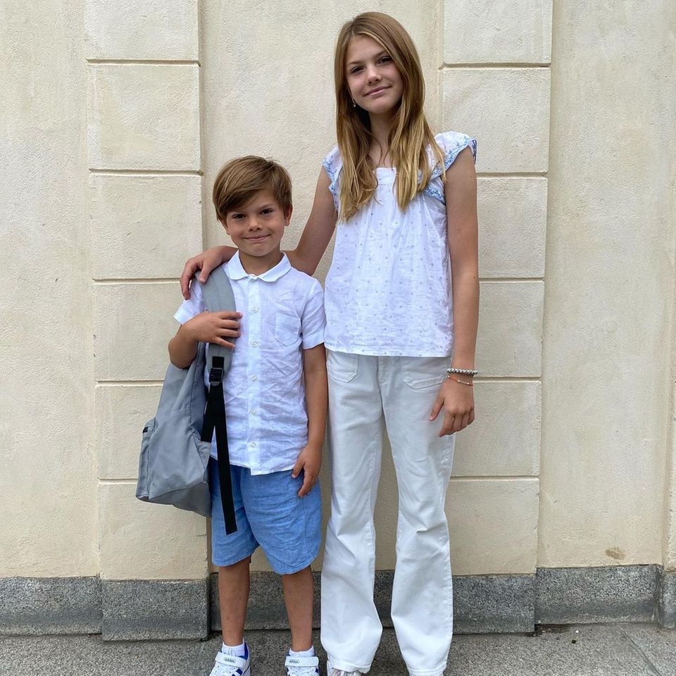 Am 21. August 2023 überrascht der schwedische Palast mit neuen Aufnahmen von Prinz Oscar und Prinzessin Estelle zum Schulstart in Schweden. Der gar nicht mehr so kleine Oscar wird nun die erste Klasse besuchen, Estelle startet in der fünften Klasse. Ein emotionaler Tag für Prinzessin Victoria und Prinz Daniel. 