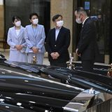 30. Mai 2023  Prinzessin Aiko schaut sich mit ihren Eltern Kaiserin Masako und Kaiser Naruhito eine Ausstellung zu deren 30. Hochzeitstag an. Hier besichtigen sie einen Rolls-Royce von der Hochzeitsparade im Jahr 1993.