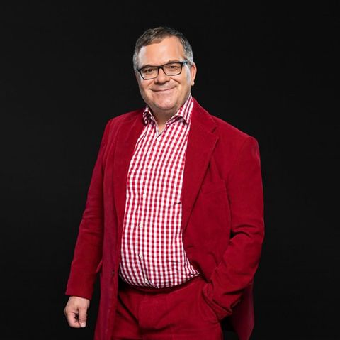 Elton streift jetzt für RTL sein rotes "Blamieren oder kassieren"-Sakko über.