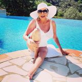 Kaum zu glauben, aber wahr: Joan Collins sieht man auch mit dem ein oder anderem Instagram-Filter ihre 90 Jahre einfach nicht an. Der "Denver Clan"-Star weiß sich zudem auch perfekt in Szene zu setzen, posiert in einem weißen Badeanzug mit XL-Hut und übergroßer Sonnenbrille für einen Freund in Südfrankreich.