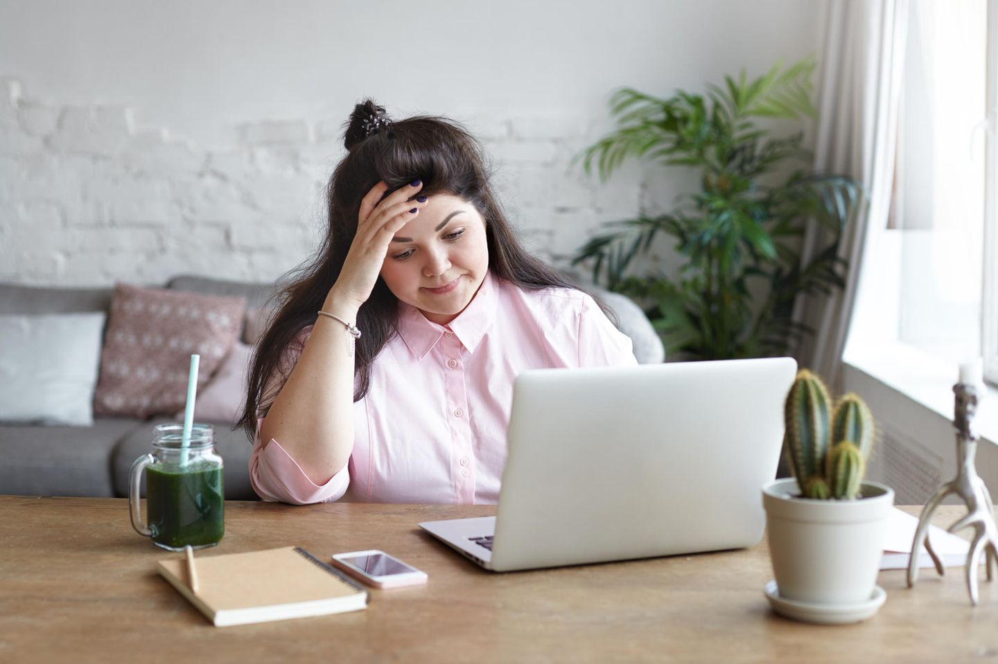 Frustrierte Frau bei der Arbeit am Laptop: Diese 5 Fehler machen chronisch unzufriedene Menschen häufig