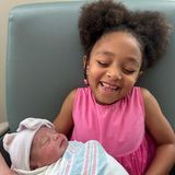 Was für ein süßer Moment! Mithilfe von Papa Alexis hält Olympia zum ersten Mal ihre neugeborene Schwester Adira River auf dem Arm. Die Freude über das Kennenlernen ist Olympia deutlich anzusehen. 