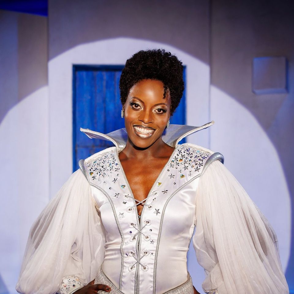 Florence Kasumba als Tanja im Musical "Mamma Mia!".