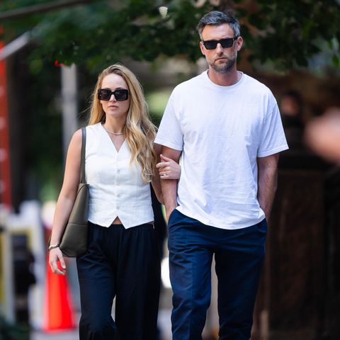 Jennifer Lawrence und Ehemann Cooke Maroney haben bei einem Spaziergang durch New York nicht nur den gleichen grimmigen Gesichtsausdruck, sie scheinen sich auch modisch abgesprochen zu haben: Während die Schauspielerin eine stylische, weiße Weste und eine dunkelblaue, weit geschnittene Hose trägt, setzt er auf die gleiche Farbkombi, trägt ein weißes Shirt und eine blaue Chino. Beide tragen dazu schwarze Sonnenbrillen. Ob Söhnchen Cy für schlaflose Nächte sorgt und hinter müder Mimik und Sonnenbrille steckt? 