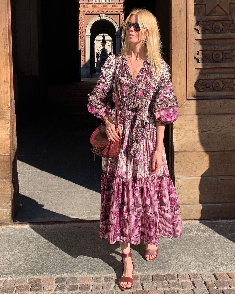 Bis heute zeigt sich Claudia Schiffer gerne in romantischen Sommerkleidern wie dieses Dress von Ulla Johnson. Das Model zeigt sich auf roten Teppichen zwar immer seltener, doch dafür hält es seine Follower:innen auf Instagram auf dem neuesten (modischen) Stand. 