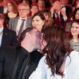 2019 Die Zeit beim warten im Saal auf die Eröffnung der Berlinale vertreibt sich das Paar mit Küsschen. 