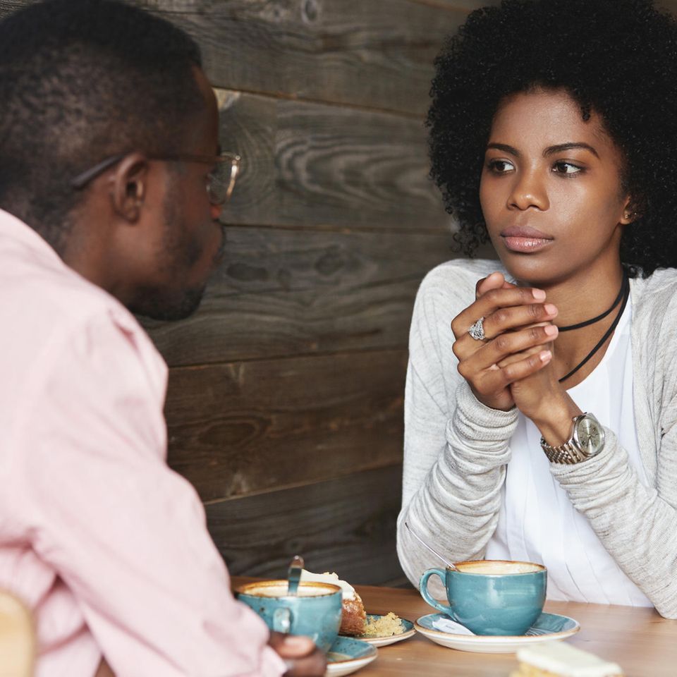 Frau schaut Mann in Gespräch skeptisch an: 3 Eigenschaften, an denen Sie unehrliche Menschen erkennen