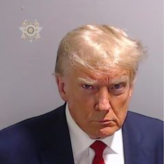 Donald Trump   Die Behörden im US-Bundesstaat Georgia haben im Zusammenhang mit der Anklage wegen versuchten Wahlbetrugs gegen Donald Trump am Donnerstag, den 24. August 2023, ein Polizeifoto des früheren US-Präsidenten veröffentlicht. Das Büro des zuständigen Sheriffs machte die Aufnahme publik, nachdem sich Trump zuvor im Bezirksgefängnis in Atlanta den Behörden gestellt hatte. Rechtliche Probleme hatte Trump auch in der Vergangenheit schon häufiger, ein Polizeifoto musste er jedoch bisher nie von sich machen lassen. Zum ersten Mal in der Geschichte wurde damit ein "Mugshot" eines US-Präsidenten aufgenommen.    