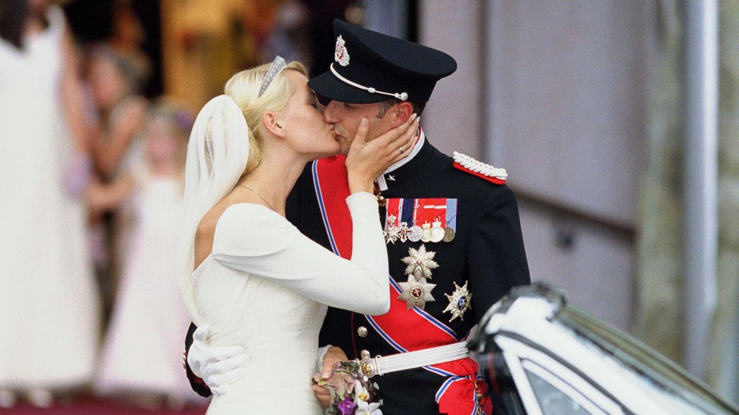 Prinzessin Mette-Marit + Prinz Haakon: Die Bilder Ihrer Hochzeit | GALA.de