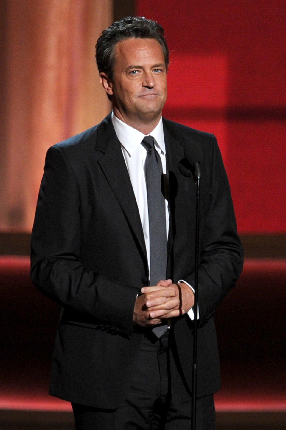 Matthew Perry, 54, ist vor allem bekannt aus der Serie "Friends" – in eine seiner Kolleginnen war er während der Dreharbeiten ganz schön verknallt. Er fragte sie sogar nach einem Date, wurde aber abgelehnt, erzählte der Schauspieler. "Es machte es schwierig, zur Arbeit zu gehen", so Perry in einem Exklusiv-Interview mit "ABC News". Er habe versucht, sich unauffällig zu verhalten und sich beispielsweise gefragt, wie lange er sie denn wohl anschauen könne, habe Dinge gedacht wie: "Sind drei Sekunden zu lang?" – Bis heute sind die beiden "Friends" geblieben. Aber er ist nicht der Einzige, der über beide Ohren in sie verknallt war...