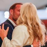 Und ein inniger Kuss des Kronprinzenpaars darf natürlich nicht fehlen, denn die doppelte Geburtstagsfeier wurde nicht zufällig auf den 25. August gelegt, es ist nämlich auch der 22. Hochzeitstag von Haakon und Mette-Marit.