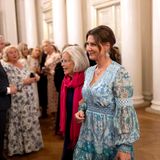 Mette-Marits Mutter Marit Tjessem hat sich bei Prinzessin Märtha Louise untergehakt.