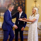 Der ehemalige norwegische Fußballprofi Jan Åge Fjørtoft wird von Prinzessin Mette-Marit mit großem Hallo willkommen geheißen.