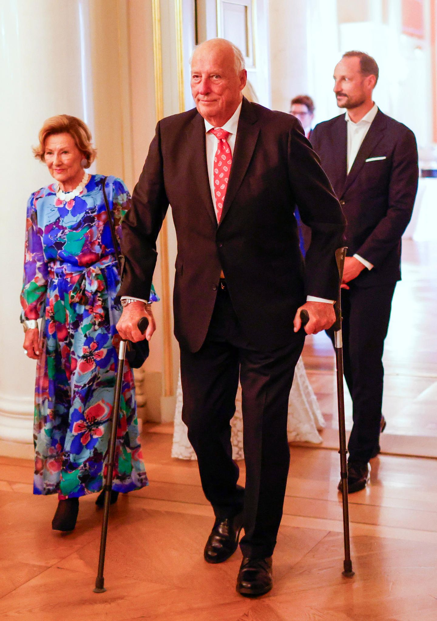 Die großen Feierlichkeiten anlässlich der 50. Geburtstage von Kronprinz Haakon und seiner Frau Kronprinzessin Mette-Marit im Königlichen Schloss können beginnen! Ganz vorne mit dabei sind die stolzen Eltern und Schwiegereltern König Harald und Königin Sonja.