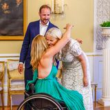 Bevor es abends mit der großen Party im Garten des Königlichen Schlosses losgeht, nehmen Prinz Haakon und Prinzessin Mette-Marit die vielen Gratulanten freudig in Empfang. Hier wird die Sportlerin Birgit Skarstein ganz herzlich begrüßt.