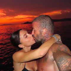 Romantischer kann's bei Victoria und David Beckham kaum noch werden. Zusammen mit ihren Kids Cruz und Harper genießen sie derzeit ihren Sommerurlaub in Kroatien, und bei so einem überwältigend schönen Sonnenuntergang ist ein Knutsch-Selfie das einzig Richtige.