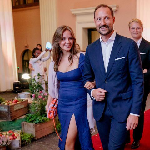 In einem satten Blau besucht Prinzessin Ingrid Alexandra die Geburtstagsparty ihrer Eltern in Oslo. Ihr Kleid brilliert jedoch nicht nur mit der satten Farbe, die hervorragend mit ihrem dunklen Haar harmoniert, sondern auch mit dem raffinierten Beinschlitz. Zur Robe von Reformation wählt die Prinzessin lässige als auch elegante Accessoires. Die Perlenohrringe muten klassisch an, während beigefarbene Pumps und eine lila-orangene Clutch von Maria La Rosa den Look unaufgeregt abrunden – so bleibt definitiv ihr Beauty-Look im Fokus. 
