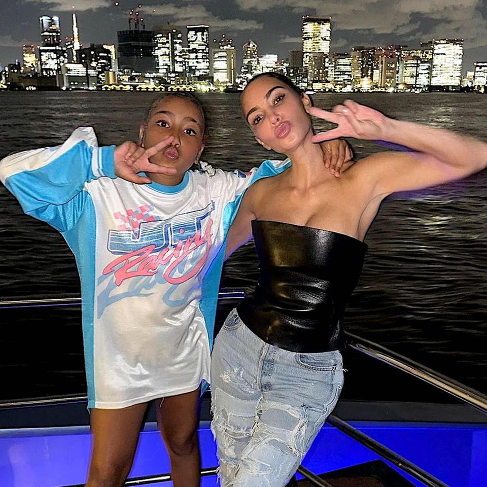 26. August 2023  Kim Kardashian gönnt sich mit ihrer Tochter North einen spaßigen Abend vor der Skyline von Tokio, wo sie eine kleine Bootstour machen.