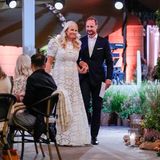 Beinahe wie ein Brautpaar sehen Prinzessin Mette-Marit und ihr Kronprinz aus. Nach 22 Jahren Ehe sind die beiden immer noch ein wirkliches tolles Paar.