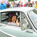 Auch Königin Silvia hat bei der traditionellen Königsrallye ihren Spaß, im schicken Oldtimer ist es zudem wesentlich bequemer als auf dem tuckernden Traktor.