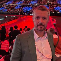 27. August 2023  Frederik ist bereit fürs Finale! In Kopenhagen findet derzeit die Badminton-Weltmeisterschaft statt, und der dänische Kronprinz fiebert in der Royal Arena mit dem dänischen Herrendoppel Kim Astrup und Anders Skaarup Rasmussen. Daumen sind gedrückt!