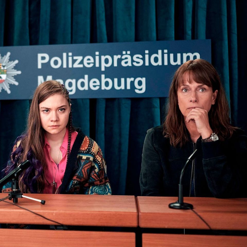 "Polizeiruf 110: Du gehörst mir": Lana Stokowski (Hannah Schiller, l.) und Kommissarin Brasch (Claudia Michelsen) wenden sich