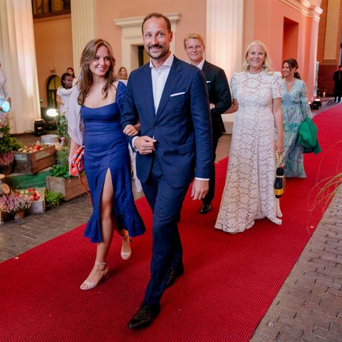 Prinz Haakon mit Tochter Prinzessin Alexandra und Prinzessin Mette-Marit mit Sohn Sverre Magnus bei den Feierlichkeiten am 25. August 2023 im Schlossgarten