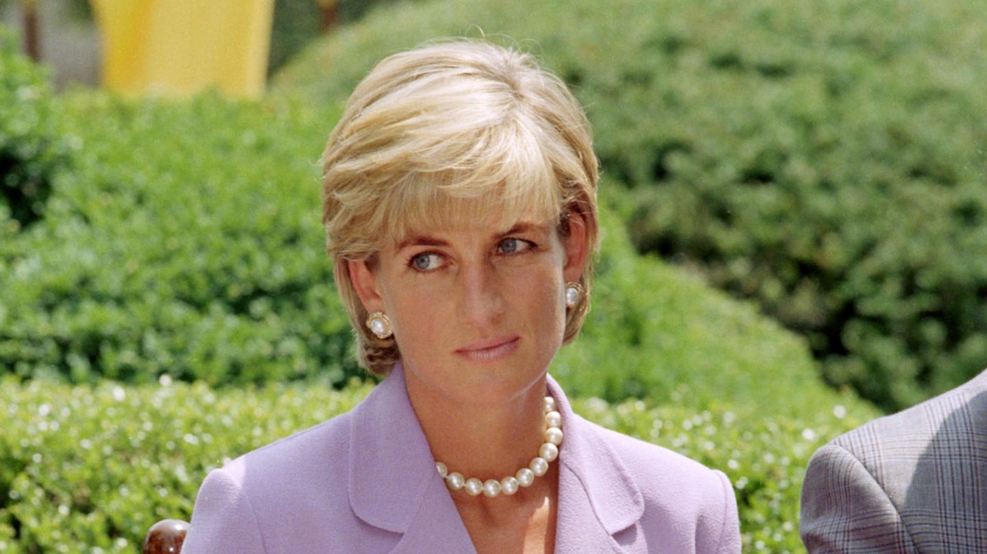 Prinzessin Diana (†) Prinzessin Diana (†) blickte mit 
