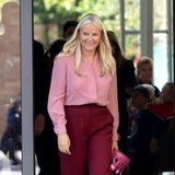 Für die bevorstehende Übergangszeit zeigt uns Prinzessin Mette-Marit einen Look, der wie gemacht für einen Spätsommertag ist: Das Bordeauxrot ihrer weit geschnittenen Anzughose harmoniert perfekt zu der rosafarbenen Bluse und verbindet somit Sommer- und Herbstfarbe. Der leichte Seidenstoff gibt dem Ganzen eine luftige Note und beigefarbene Pumps stehlen der Kombi nicht die Show – we love!