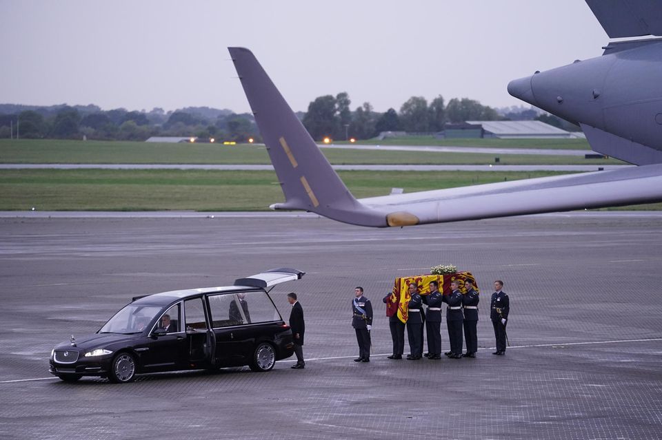 Der Sarg von Queen Elizabeth ist in London angekommen
