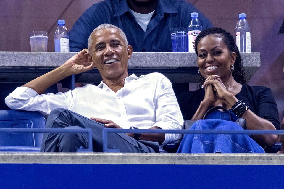 Auch Barack und Michelle Obama lassen es sich natürlich nicht nehmen, sich die US Open anzuschauen. Der ehemalige US-Präsident trägt die für ihn klassische Kombination aus Anzughose und weißem Hemd, während Michelle sich für ein langes Kleid in Denim-Optik und eine schwarze Strickjacke entschieden hat. Als zusätziches Accessoire tragen die beiden ein strahlendes Lächeln: sie scheinen eindeutig Spaß bei dem Match zu haben.