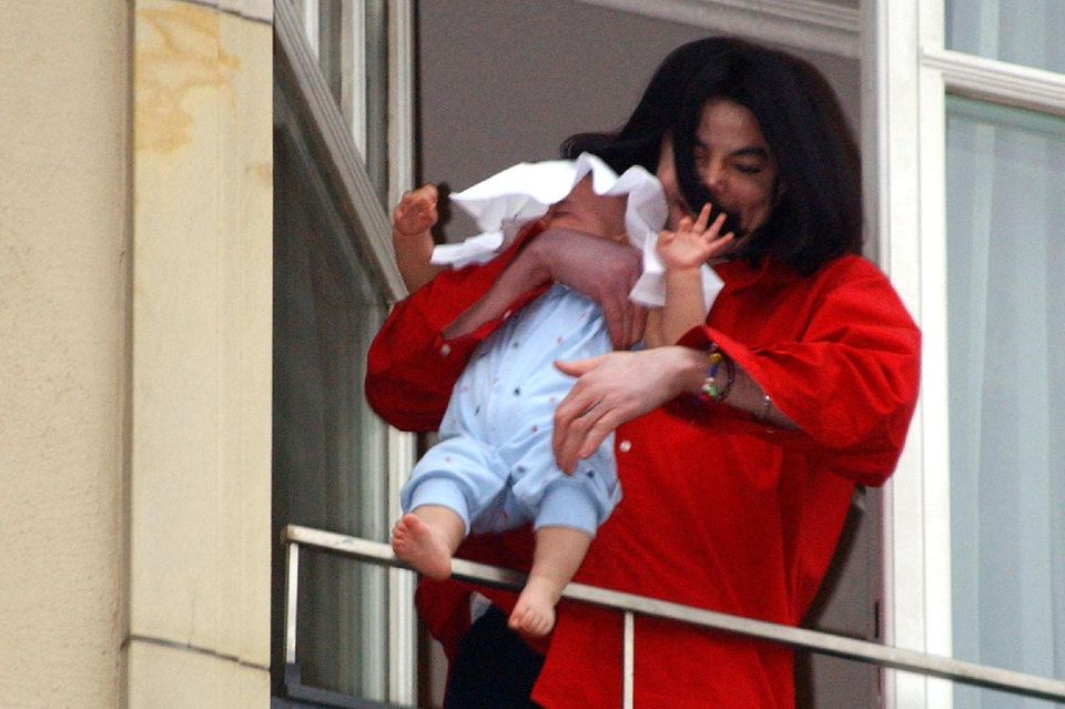 Michael Jackson (†) hält sein wenige Monate altes Söhnchen aus dem Hotelfenster.