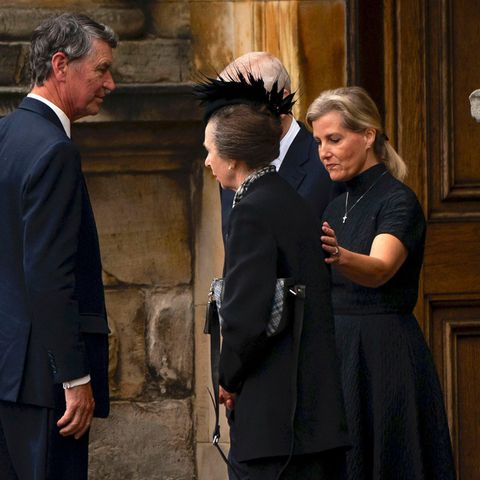 Prinzessin Anne, Ehemann Timothy Laurence (li.), Herzogin Sophie und Prinz Edward sehen am 11. September 2022 zum ersten Mal den Sarg von Queen Elizabeth.