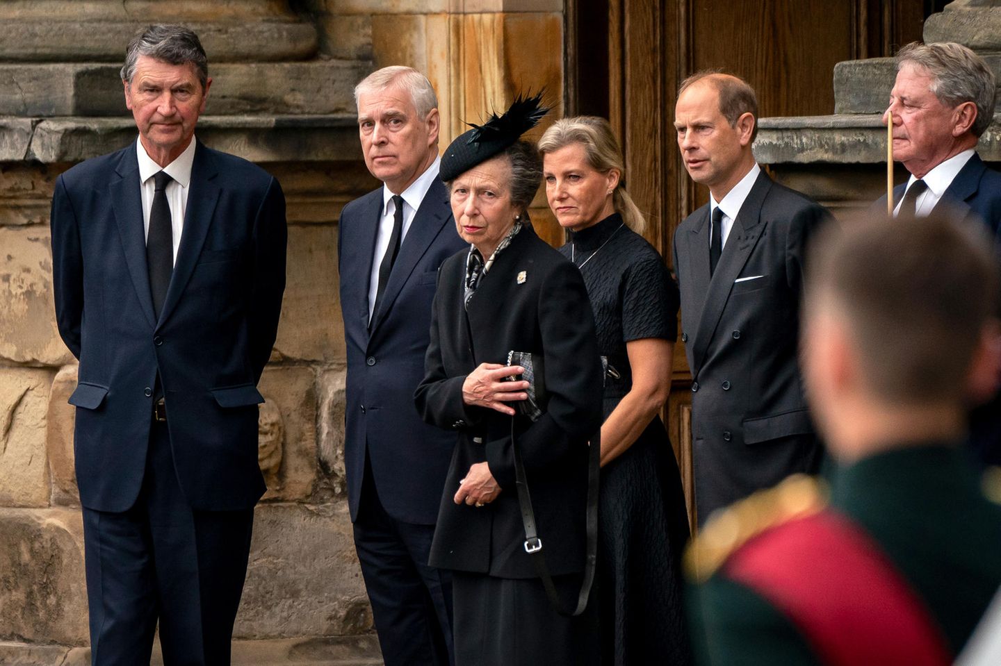 Prinzessin Anne, Ehemann Timothy Laurence (li.), Prinz Andrew, Herzogin Sophie und Prinz Edward sehen am 11. September 2022 zum ersten Mal den Sarg von Queen Elizabeth.
