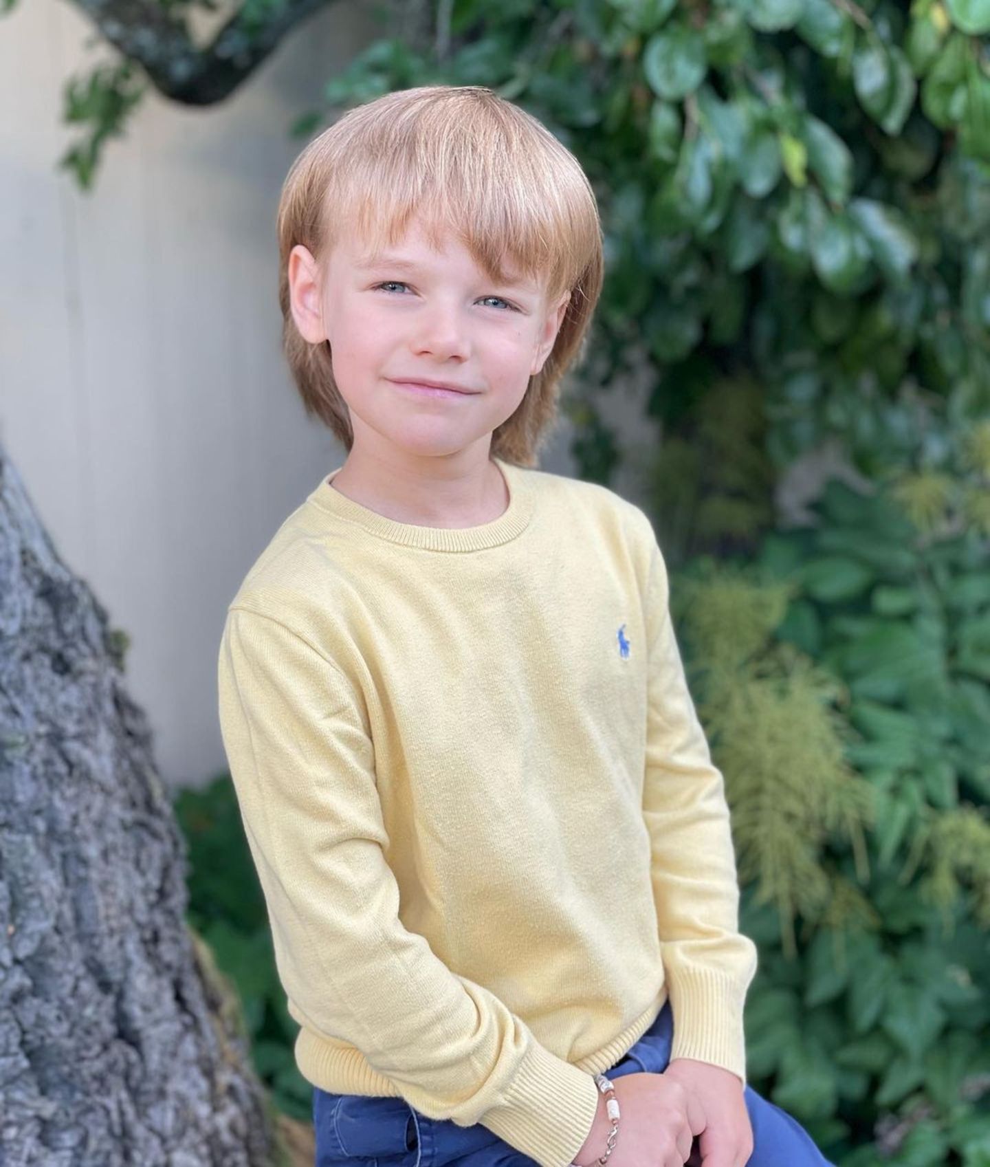 31. August 2023  Prinz Carl Philip und Prinzessin Sofia teilen anlässlich des sechsten Geburtstags ihres Sohnes Prinz Gabriel ein neues Bild ihres Sprösslings. "Heute feiern wir unseren geliebten Gabriel, 6 Jahre", schreiben sie zu der Aufnahme. Mit gelbem Pulli bekleidet lächelt der kleine Prinz in die Kamera. Grattis!