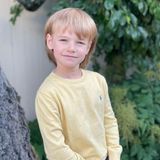 31. August 2023  Prinz Carl Philip und Prinzessin Sofia teilen anlässlich des sechsten Geburtstags ihres Sohnes Prinz Gabriel ein neues Bild ihres Sprösslings. "Heute feiern wir unseren geliebten Gabriel, 6 Jahre", schreiben sie zu der Aufnahme. Mit gelbem Pulli bekleidet lächelt der kleine Prinz in die Kamera. Grattis!