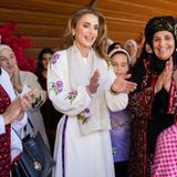 Einen Tag vor ihrem 53. Geburtstag besucht Königin Rania den Küchenbetrieb von Firyal Kofahi in Hawar, Irbid, Jordanien. Modisch scheint Rania bereits in Feierstimmung zu sein und hat sich für den Besuch besonders herausgeputzt. In einem weißen Blusenkleid mit leichten Ballonärmeln und eleganten Blüten-Stickereien spricht sie mit den Frauen vor Ort. Ein leichtes Tuch, das farblich perfekt zum Kleid passt, und edler Silberschmuck vervollkommnen ihren durchaus traditionellen, aber dennoch modischen Look.