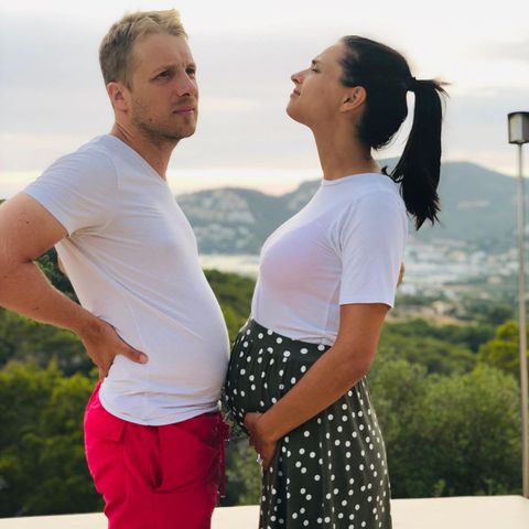 August 2019  Liebe geht bekannterweise durch den Magen. Während der Schwangerschaft seines ersten gemeinsamen Kindes mit Amira Aly langte der Comedian anscheinend ebenfalls mächtig zu. Entstanden ist ein wunderbares, doppeltes Babybauch-Foto.