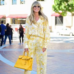Gut gelaunt zeigt sich Heidi Klum in Pasadena und strahlt dabei mit ihrem Outfit um die Wette: Heidi trägt einen edlen Zweitteiler mit gelbem Print und kombiniert ihn mit einer sommerlichen, zitronengelben Birkin-Bag von Hermès. Ein eleganter Look, der direkt für gute Laune sorgt – und das nicht nur bei Heidi.
