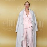 Noch mehr internationale Eleganz: Hollywood-Star Diane Kruger ist einer der Stargäste des Abends. Über ihr Ensemble in zartem Rosa hat sie einen hellgrauen Mantel geworfen, das frische Make-up mit Lippenstift in Pink setzt einen farblichen Akzent. 