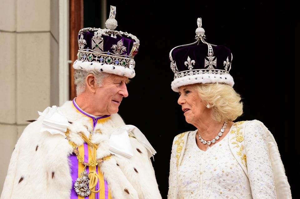 Nachdem die offizielle Krönung und der Auftritt auf dem Balkon geschafft sind, wirken die Charles und Camilla entspannter.
