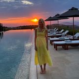 Na, wenn das nicht nach traumhaften Ferien aussieht: Claudia Schiffer genießt gerade eine Auszeit in Griechenland und passt das Outfit an ihre Urlaubsstimmung an. Im sonnengelben Kleid und Mango-Martini an der Seite verbringt das Model die letzten Sonnenstunden am Pool und genießt einen Sonnenuntergang. Auch wenn aufgrund des Gegenlichts das Gesicht der 53-Jährigen im Schatten weitestgehend im Schatten bleibt, das breite Lächeln der Blondine lässt sich dennoch erkennen.    