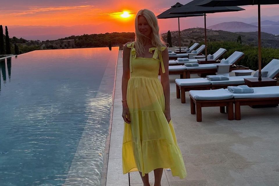 Na, wenn das nicht nach traumhaften Ferien aussieht: Claudia Schiffer genießt gerade eine Auszeit in Griechenland und passt das Outfit an ihre Urlaubsstimmung an. Im sonnengelben Kleid und Mango-Martini an der Seite verbringt das Model die letzten Sonnenstunden am Pool und genießt einen Sonnenuntergang. Auch wenn aufgrund des Gegenlichts das Gesicht der 53-Jährigen im Schatten weitestgehend im Schatten bleibt, das breite Lächeln der Blondine lässt sich dennoch erkennen.    