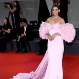 Auch Fashion-Influencerin Olivia Culpo wird ihrem Ruf gerecht und enttäuscht nicht auf dem Red Carpet. Eine Schleppe und ausladende Rüschen-Ärmel stechen bei ihrem rosafarbenen Kleid hervor. 