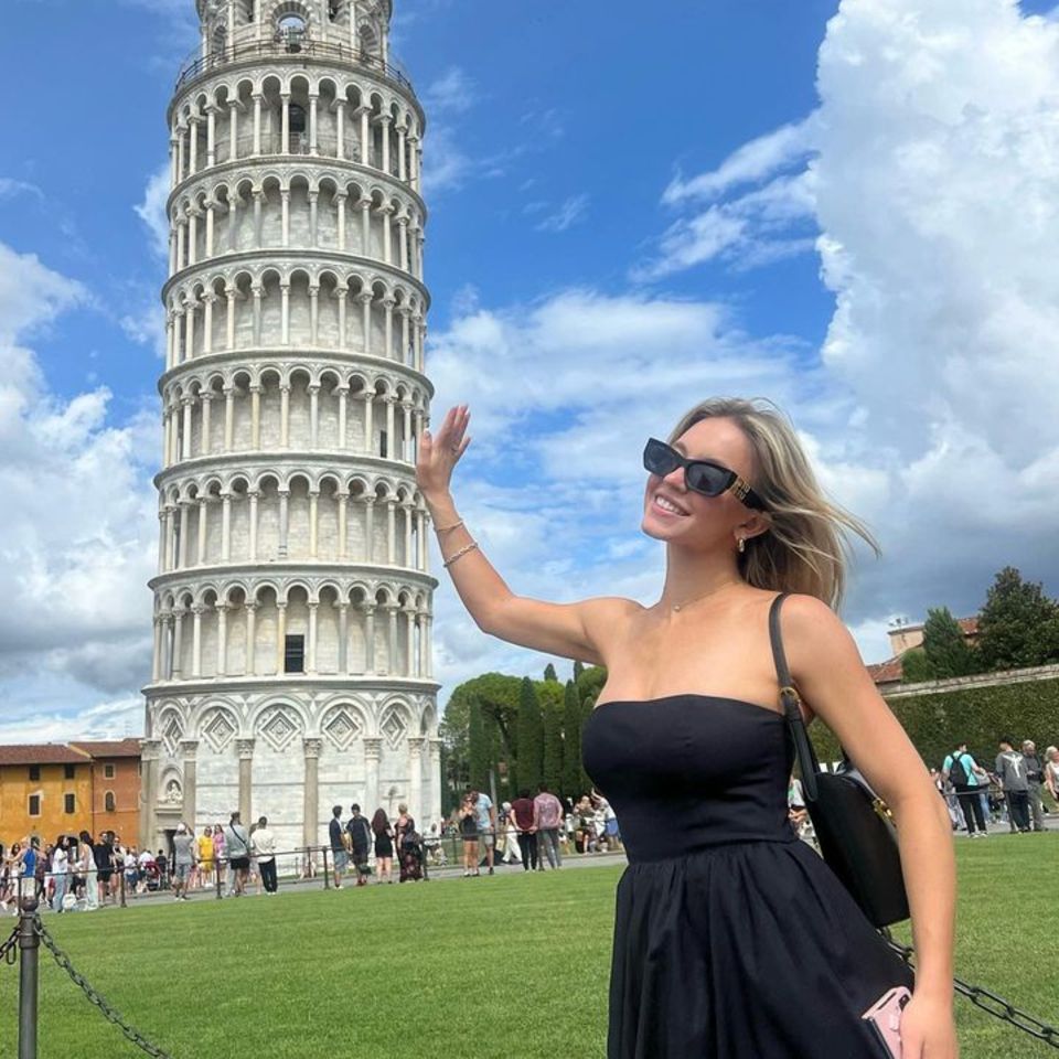Sydney Sweeney sendet Urlaubsgrüße aus Italien. Dabei kann sie nicht anders und posiert wie schon unzählige Touristen vor ihr mit der typischen Geste vor dem Schiefen Turm von Pisa. Das können wir der Schauspielerin nicht verübeln. Noch dazu ist ihr das Foto mit der optischen Täuschung wirklich gelungen. 