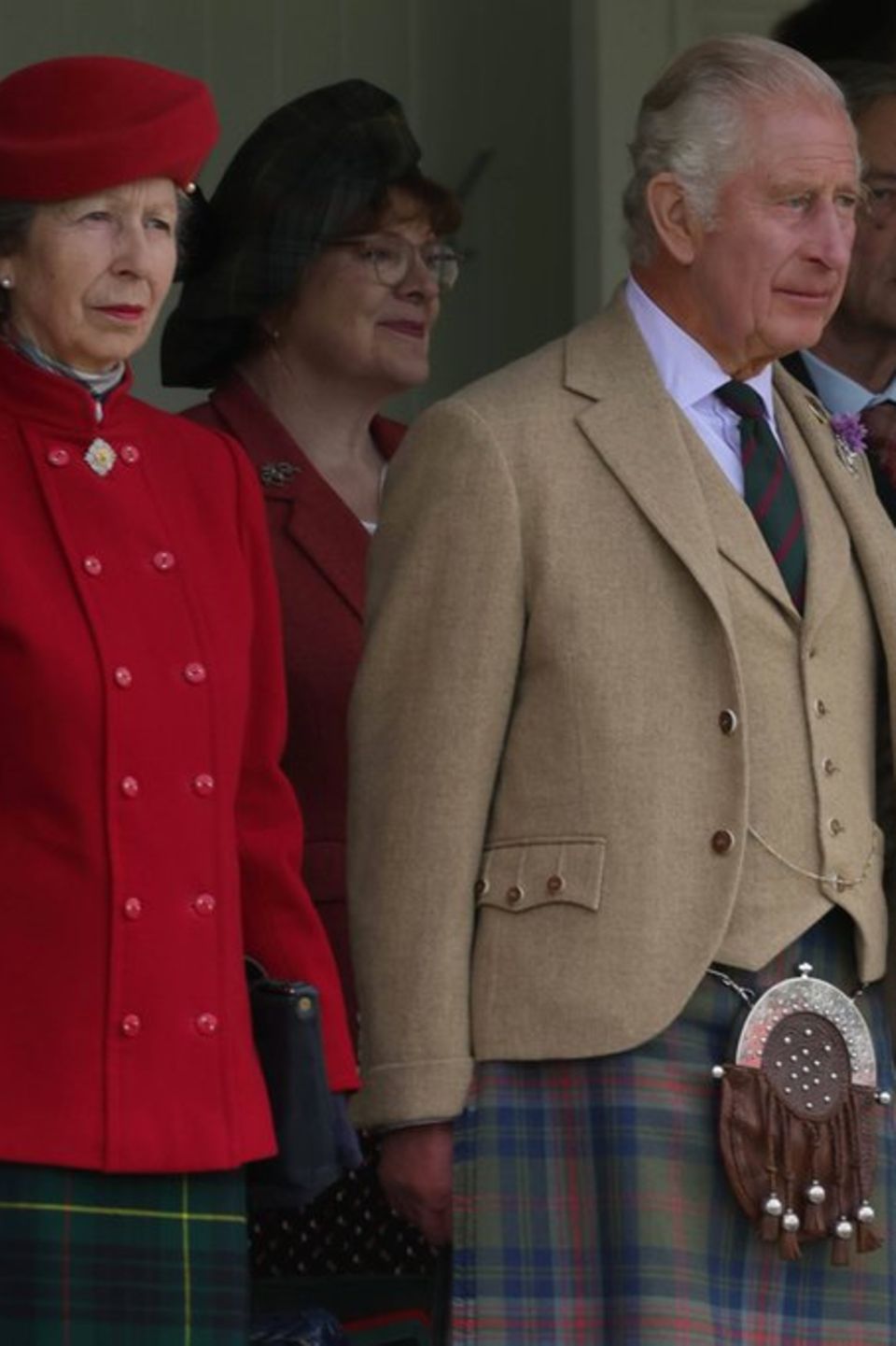 König Charles mit seiner Schwester, Prinzessin Anne (li.), und seiner Ehefrau Camilla.
